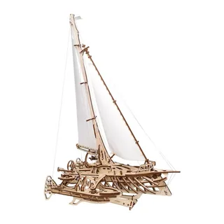 Trimaran Merihobus Ugears monté, voiles blanches hissées, vue de trois quarts, sur fond blanc