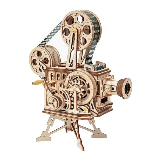 Projecteur Vitascope en bois clair sur son trépied, bobines et courroie apparentes, sur fond blanc
