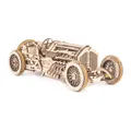 Voiture de course U-9 Grand Prix Ugears montée, vue de trois quarts avant avec son moteur V8 apparent, sur fond blanc