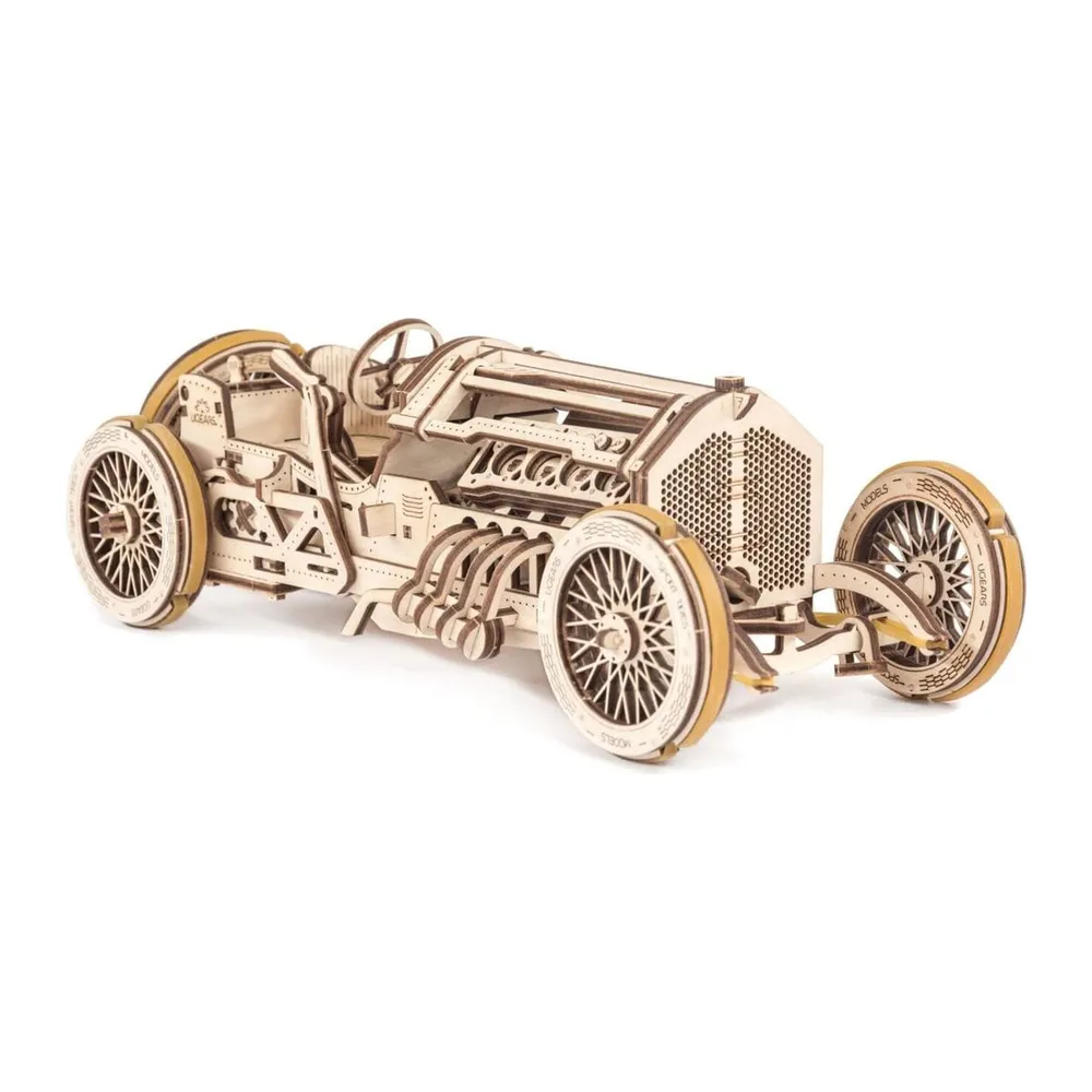 Voiture de course U-9 Grand Prix Ugears montée, vue de trois quarts avant avec son moteur V8 apparent, sur fond blanc