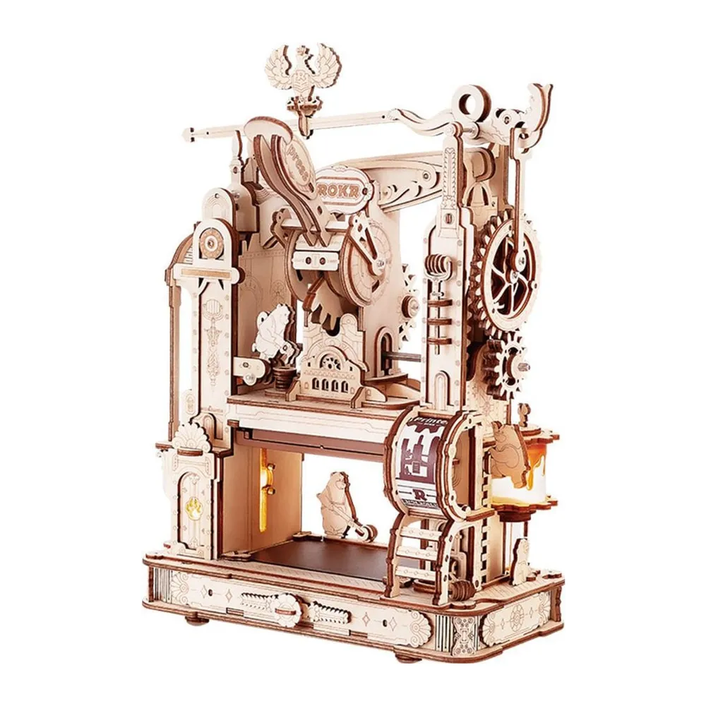 Presse d’imprimerie en bois clair avec levier, engrenages et oursons, lumière allumée, sur fond blanc