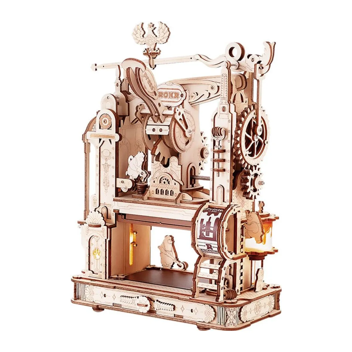 Presse d’imprimerie en bois clair avec levier, engrenages et oursons, lumière allumée, sur fond blanc
