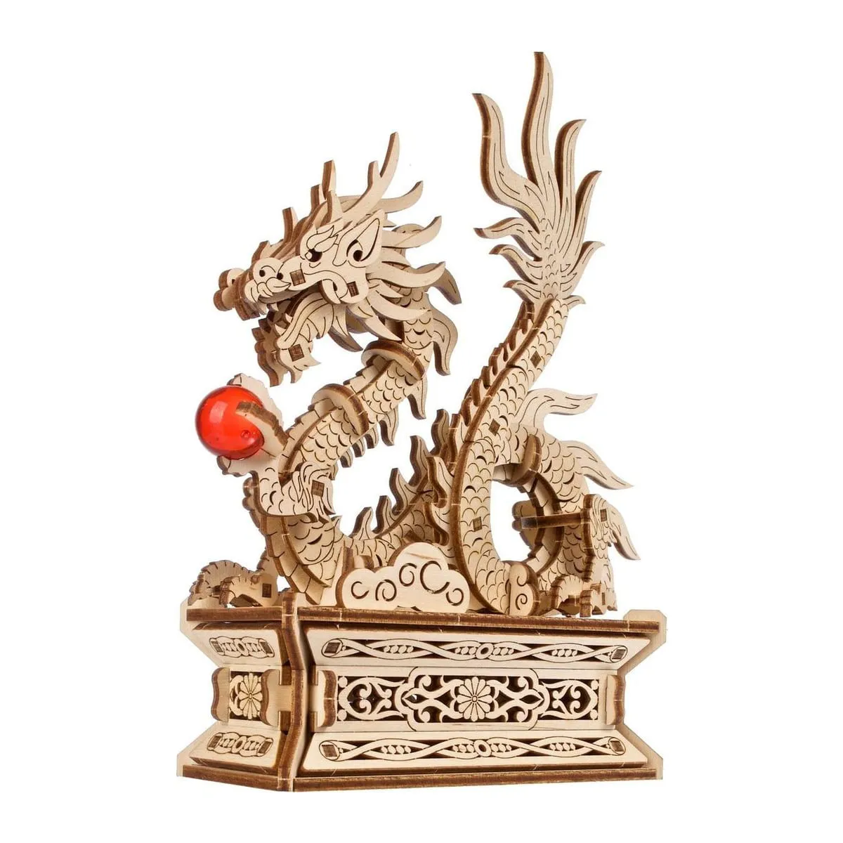 Dragon de bois Ugears monté sur son socle ciselé, une perle de verre rouge dans la griffe, sur fond blanc