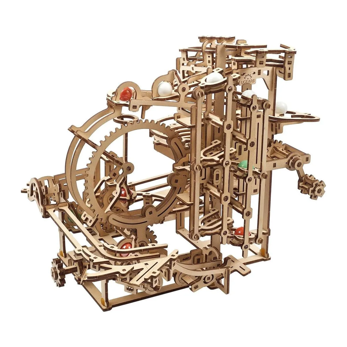 Circuit à billes Marble Run Stepped Hoist Ugears monté, avec ses billes colorées, sur fond blanc
