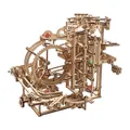 Circuit à billes Marble Run Stepped Hoist Ugears monté, avec ses billes colorées, sur fond blanc