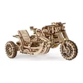 Moto Scrambler UGR-10 Ugears avec son side-car, montée, sur fond blanc