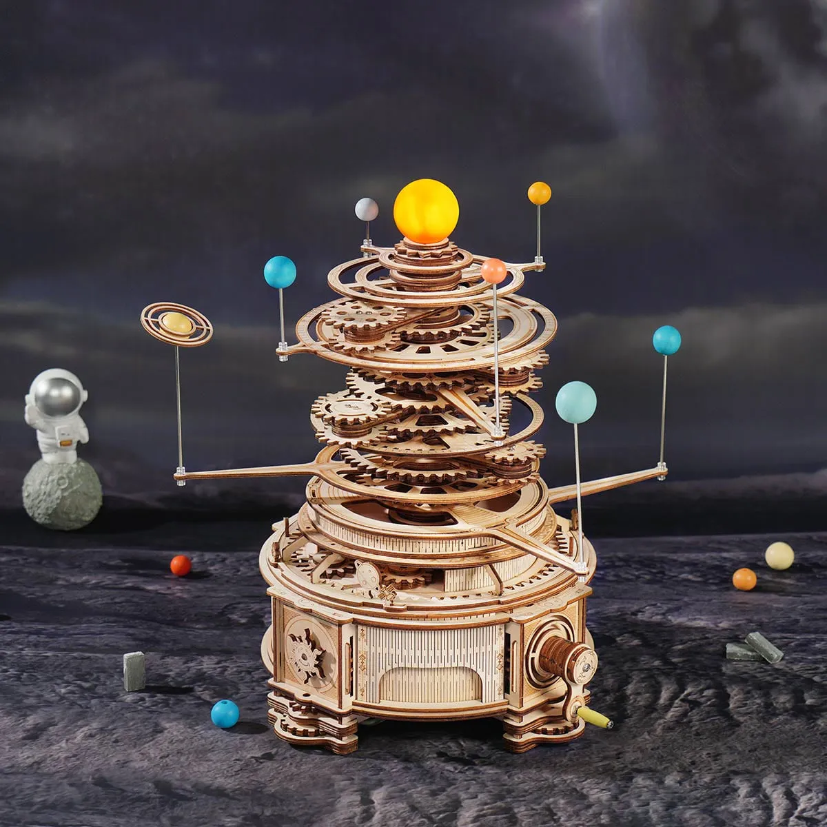 Planétaire en bois posé sur un sol lunaire gris, ciel étoilé sombre et figurine d'astronaute