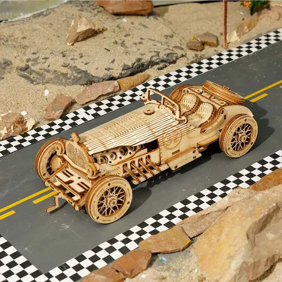 La voiture sur une piste miniature à damier, décor de désert