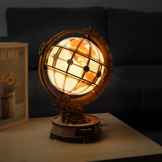 Le globe allumé diffuse une lumière chaude sur une table basse, salon dans la pénombre