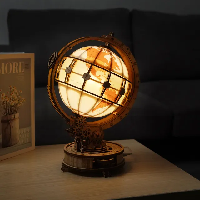 Le globe allumé diffuse une lumière chaude sur une table basse, salon dans la pénombre