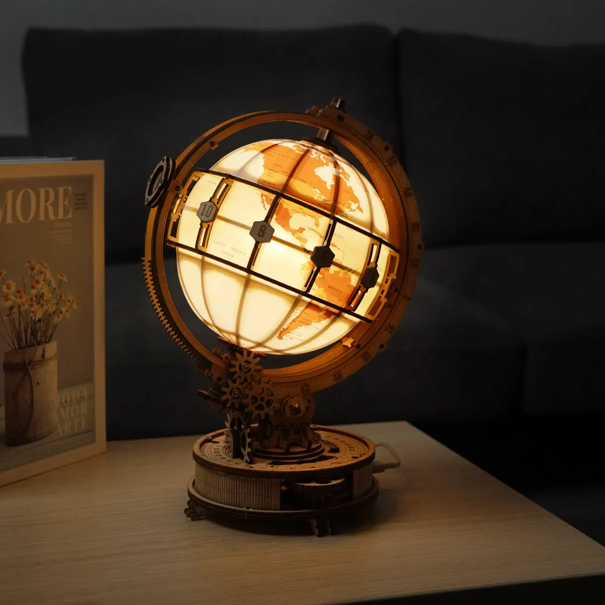 Le globe allumé diffuse une lumière chaude sur une table basse, salon dans la pénombre