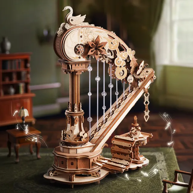 Harpe de bois posée sur un tapis vert dans un salon ancien avec bibliothèque et lampe