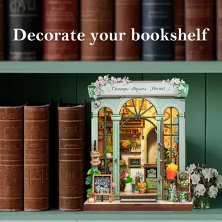 La boutique de fleuriste posée sur une étagère entre de vieux livres reliés