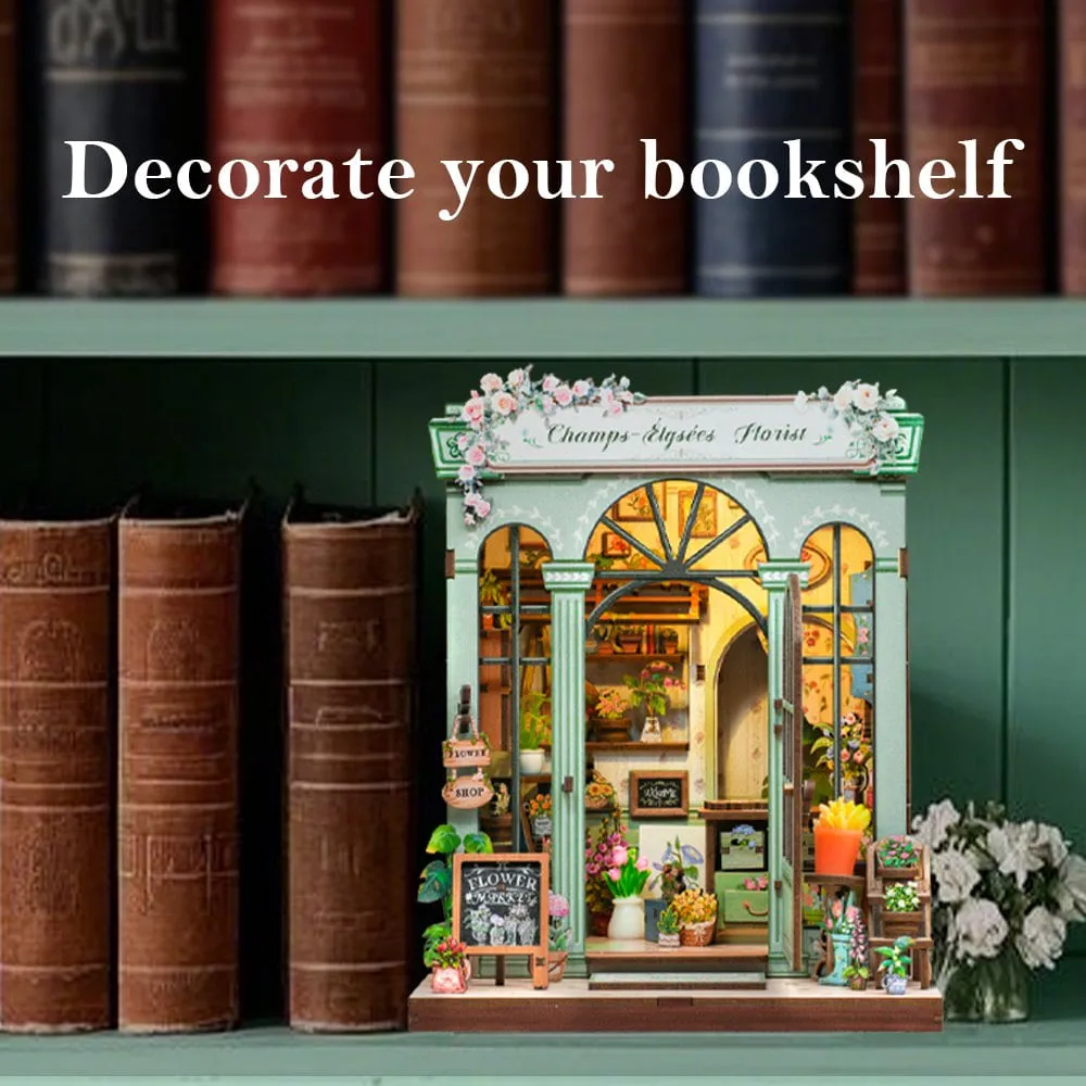 La boutique de fleuriste posée sur une étagère entre de vieux livres reliés