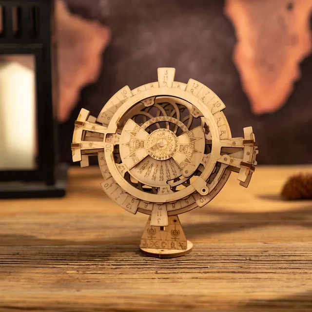 Le calendrier posé sur une table en bois, dans une lumière chaude