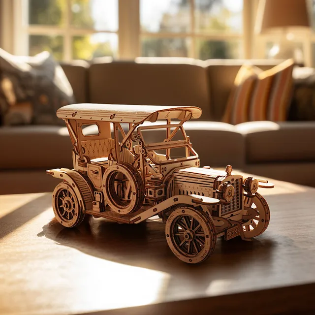 Voiture ancienne en bois sur une table basse de salon, dans une lumière dorée