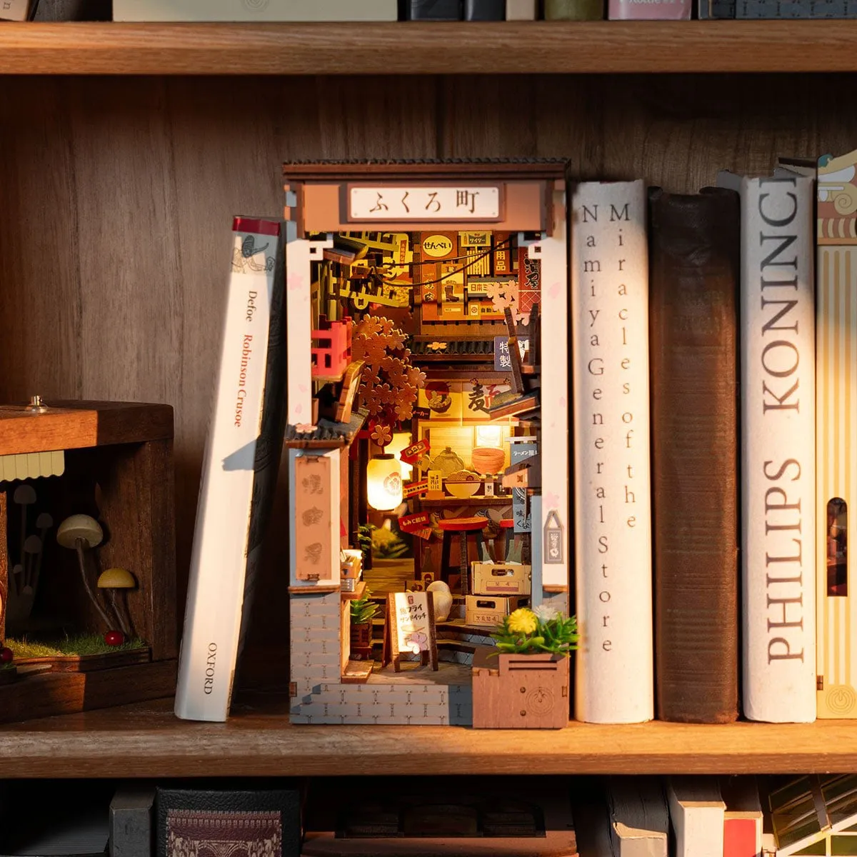 La ruelle éclairée rangée entre des livres sur une étagère sombre
