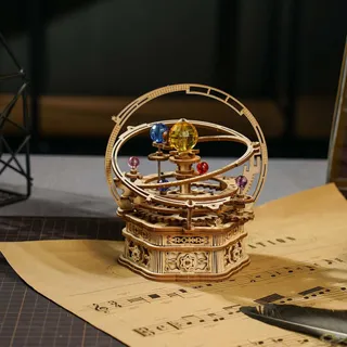 La boîte à musique posée sur des partitions, lumière tamisée
