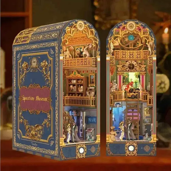 Le musée miniature vu de face et de côté, éclairé, devant un fond sombre