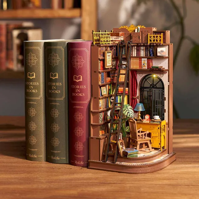 Le coin lecture éclairé posé contre des livres anciens sur une étagère en bois