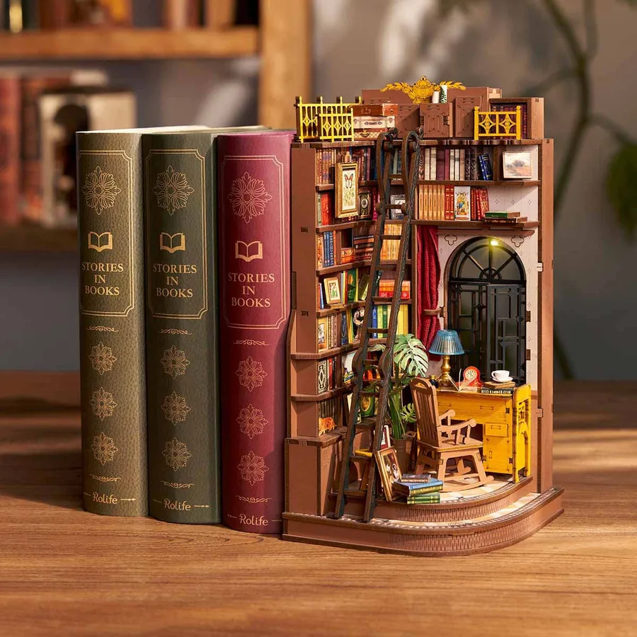Le coin lecture éclairé posé contre des livres anciens sur une étagère en bois
