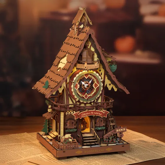 Maisonnette-horloge éclairée posée sur des journaux, table en bois et intérieur chaleureux flou