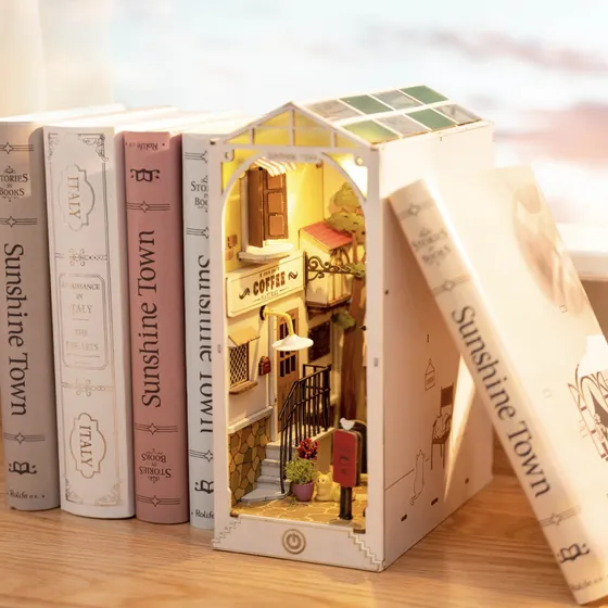 Le book nook posé entre des livres « Sunshine Town » au coucher du soleil