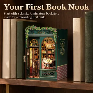 La librairie miniature glissée entre des livres sur une étagère en bois