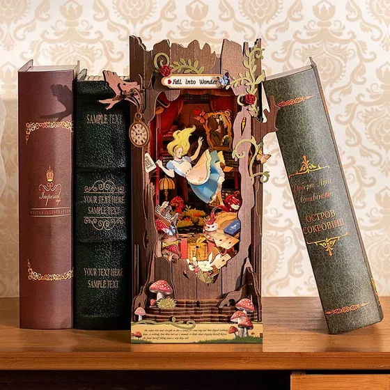 Le book nook glissé entre de gros livres reliés sur une étagère
