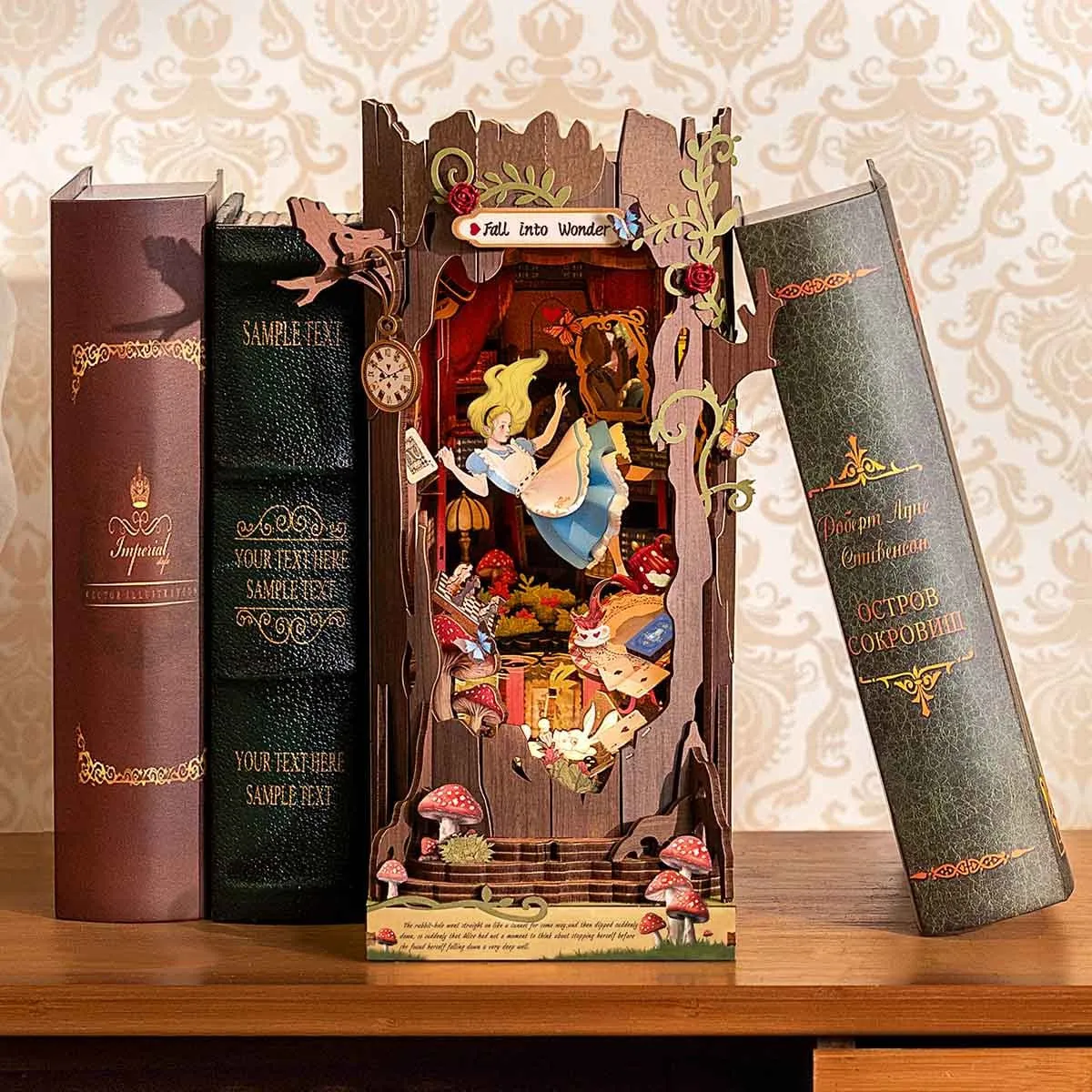 Le book nook glissé entre de gros livres reliés sur une étagère