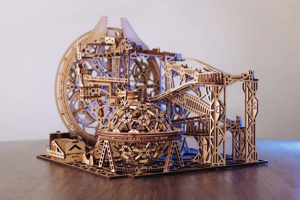 Le circuit posé sur une table en bois, grande roue à gauche et planète au premier plan