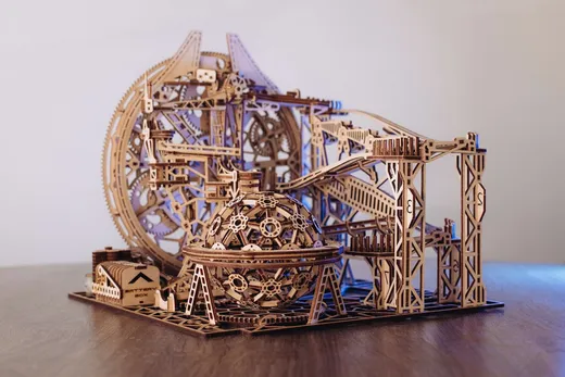 Le circuit posé sur une table en bois, grande roue à gauche et planète au premier plan