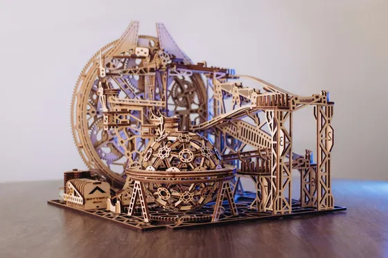 Le circuit posé sur une table en bois, grande roue à gauche et planète au premier plan