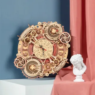 Horloge ronde accrochée à un mur bleu, rideau rose drapé et buste en plâtre à côté