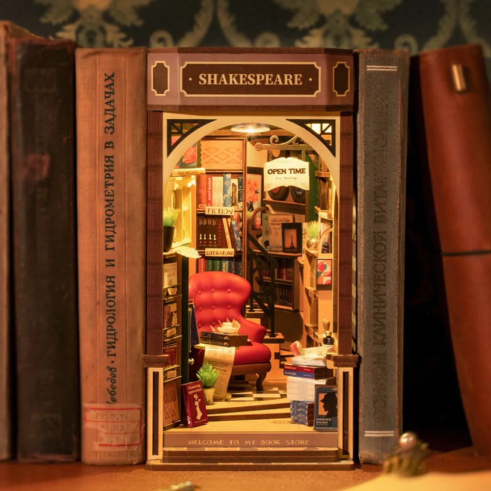 La librairie miniature glissée entre de vieux livres reliés sur une étagère