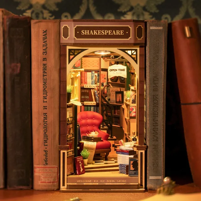 La librairie miniature glissée entre de vieux livres reliés sur une étagère