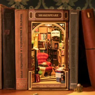 La librairie miniature glissée entre de vieux livres reliés sur une étagère