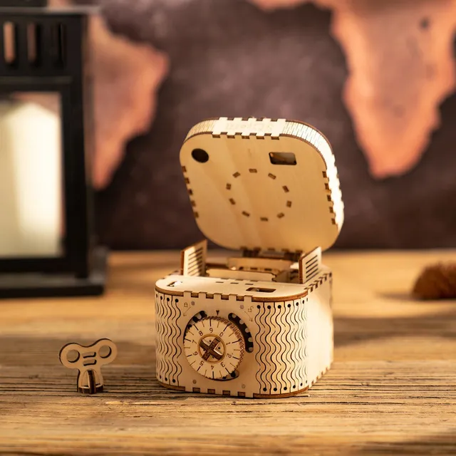 La boîte ouverte sur une table en bois, couvercle relevé, clé posée à côté, lanterne en arrière-plan