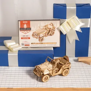 La jeep en bois devant sa boîte ROKR et des paquets cadeaux bleus à ruban blanc