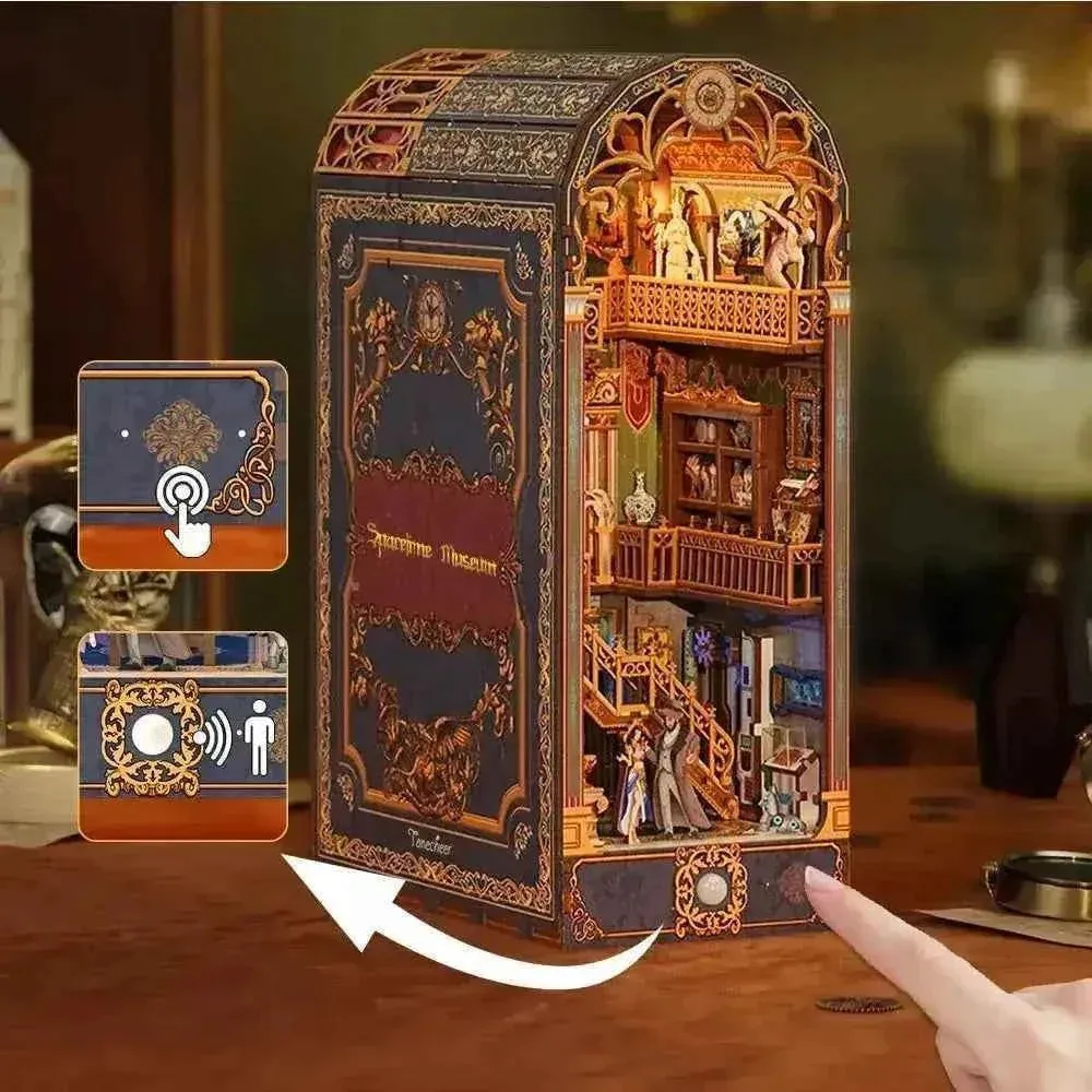 Un doigt effleure le bas de la façade pour allumer le book nook