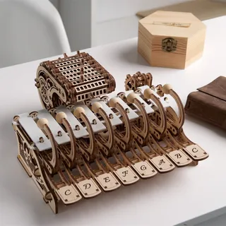 Le célesta en bois posé sur une table blanche, à côté d'une boîte à bijoux en bois