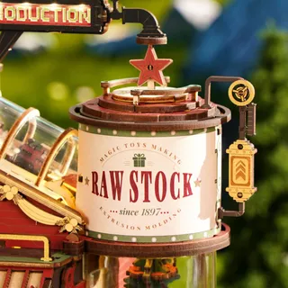 Gros plan sur la tour des matières premières marquée « Raw Stock »