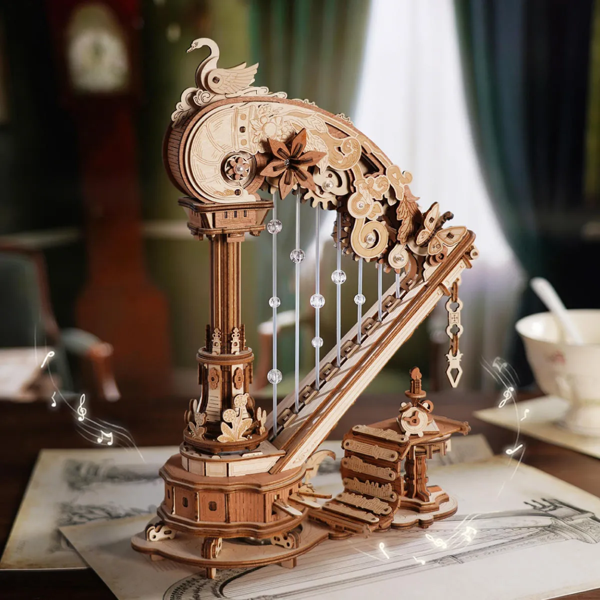 Harpe de bois posée sur de vieilles partitions près d'une tasse en porcelaine