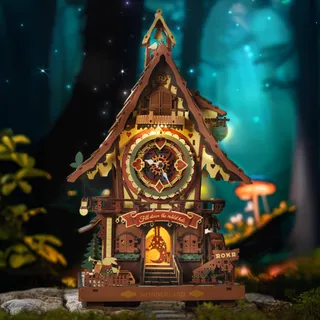 Maisonnette-horloge illuminée posée dans une forêt bleutée avec champignons lumineux et étincelles