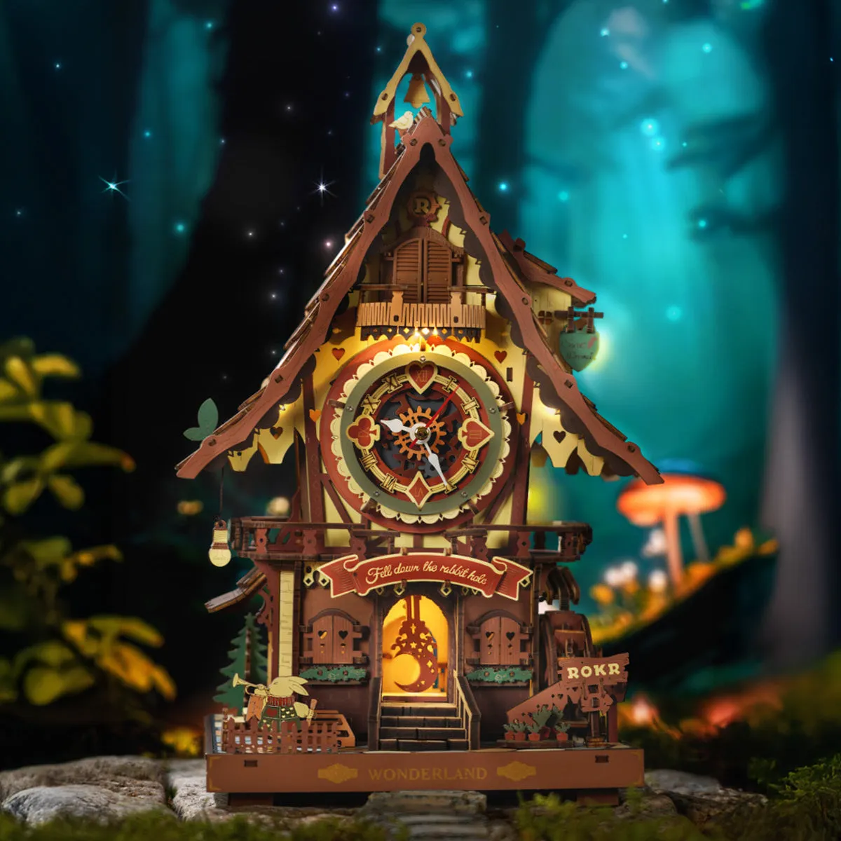 Maisonnette-horloge illuminée posée dans une forêt bleutée avec champignons lumineux et étincelles
