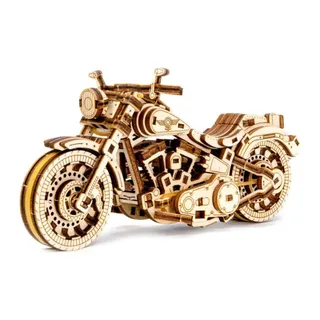 Profil de la moto custom en bois : moteur en V, réservoir, garde-boue et roues ajourées