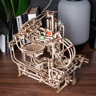 Le circuit à billes posé sur une table en bois, entonnoir et pistes garnis de billes