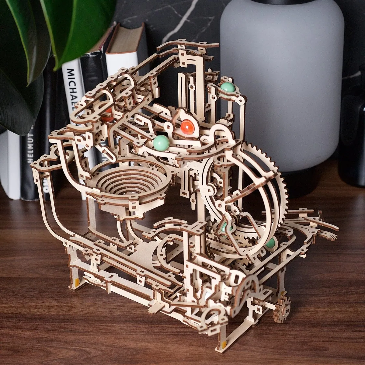 Le circuit à billes posé sur une table en bois, entonnoir et pistes garnis de billes