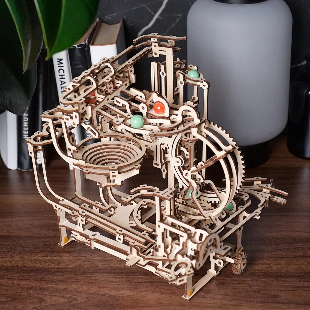 Le circuit à billes posé sur une table en bois, entonnoir et pistes garnis de billes
