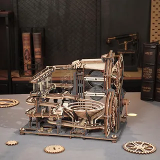 Le circuit posé sur un bureau sombre, engrenages en bois éparpillés et livres anciens